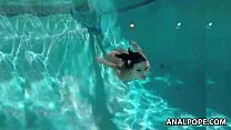 Сексапильная русалочка, трахается в бассейне в попку