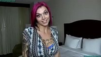 Страстное любительское порно видео с татуированной девушкой снятое крупным планом